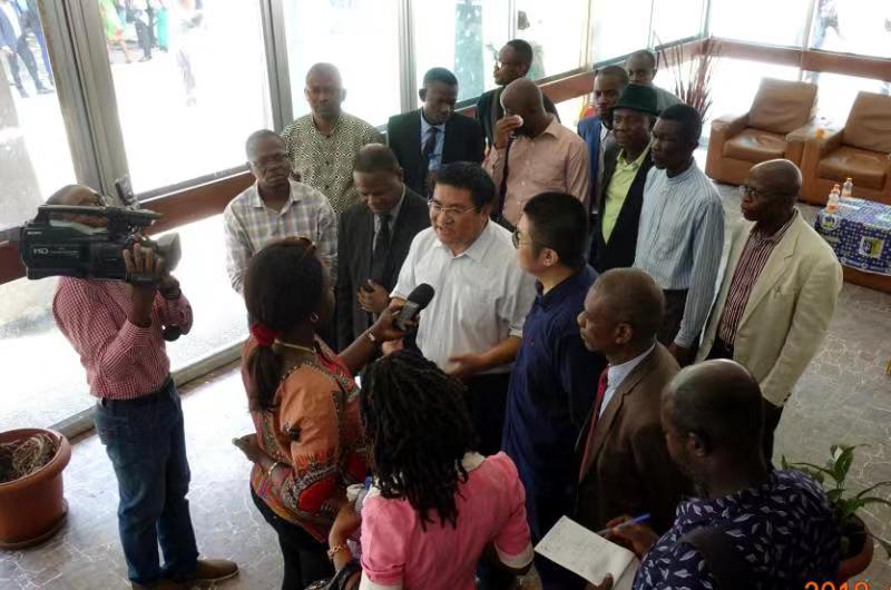 王家爱院长在刚果(金)国立师范大学接受当地电视台采访